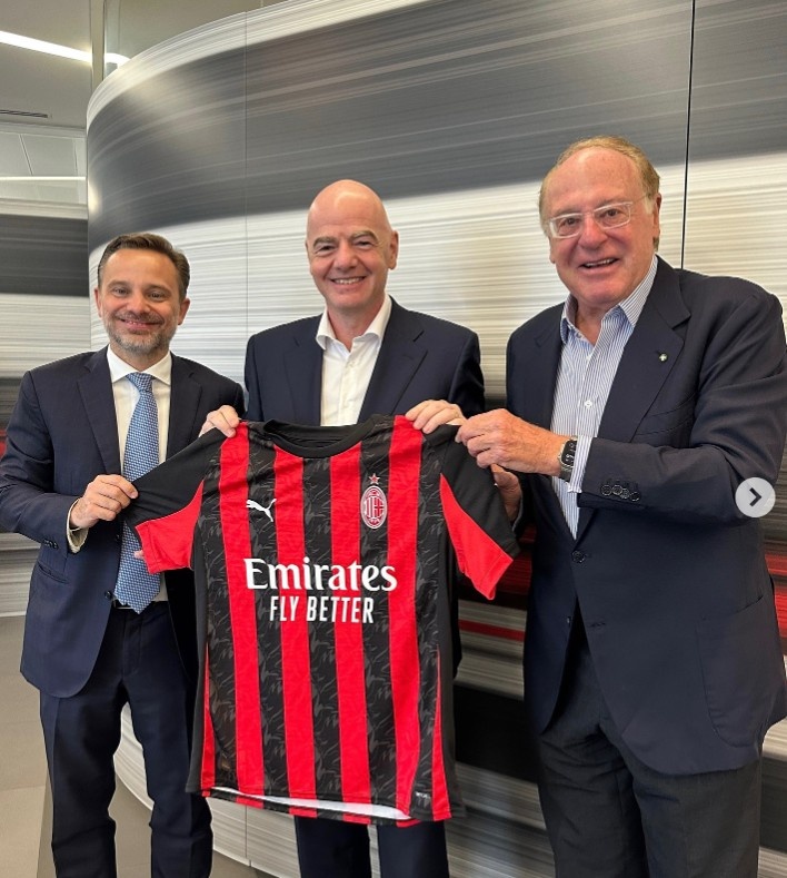 IM电竞游戏-国际足联主席因凡蒂诺造访米兰总部，并与米兰高层合影