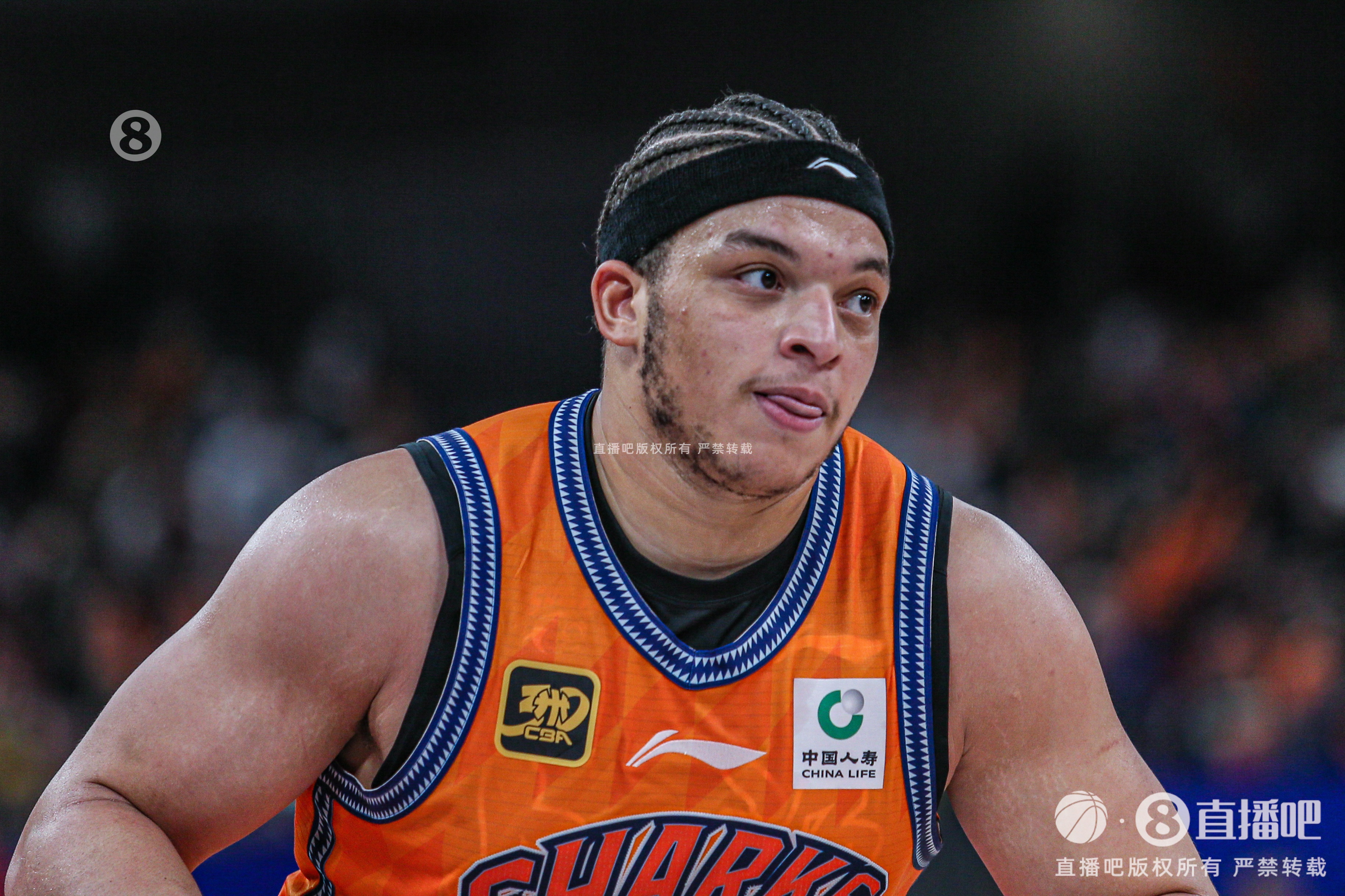 IM电竞官网入口-无所不能！洛夫顿19中12砍下31分7板11助 正负值+21最高